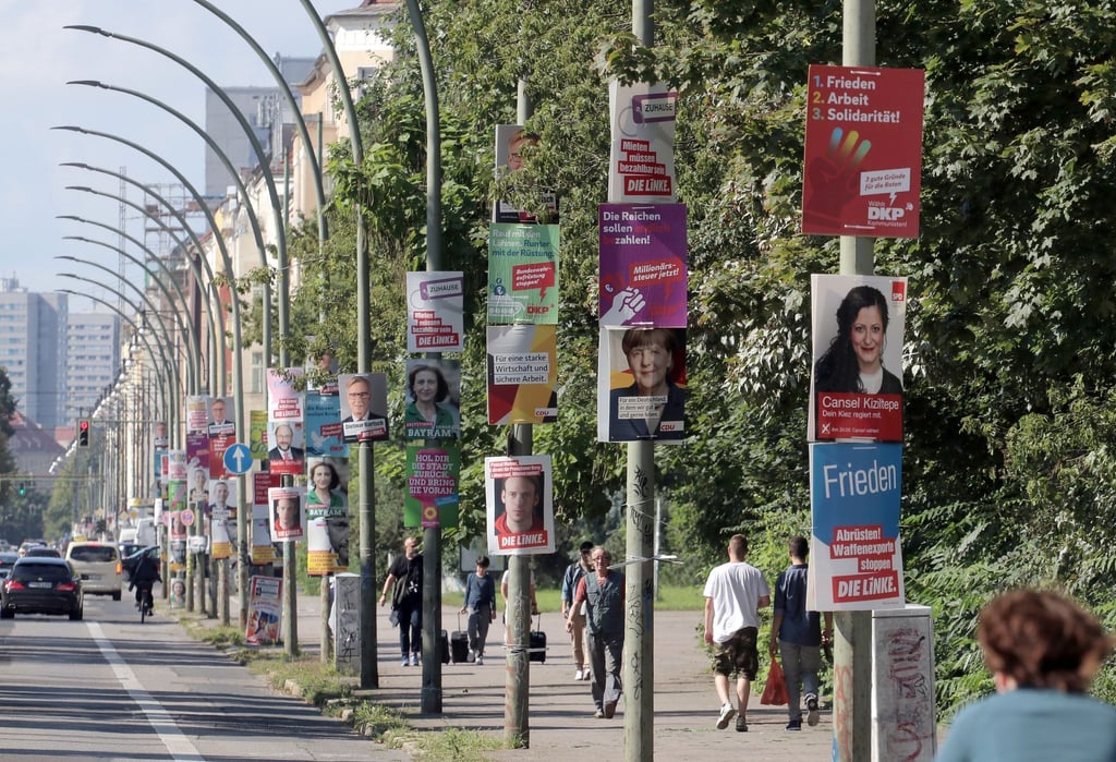 Wahlplakaten verschiedener Parteien hängen zur Bundestagswahl 2017 entlang einer Hauptstraße.