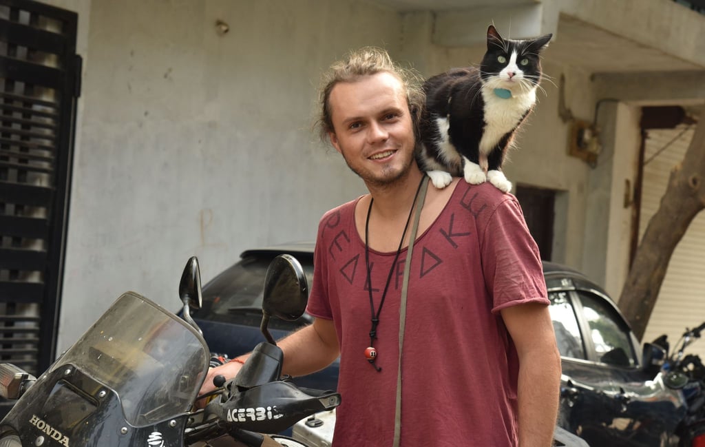 Weltenbummler Martin Klauka mit seiner Katze Mogli in Indien.