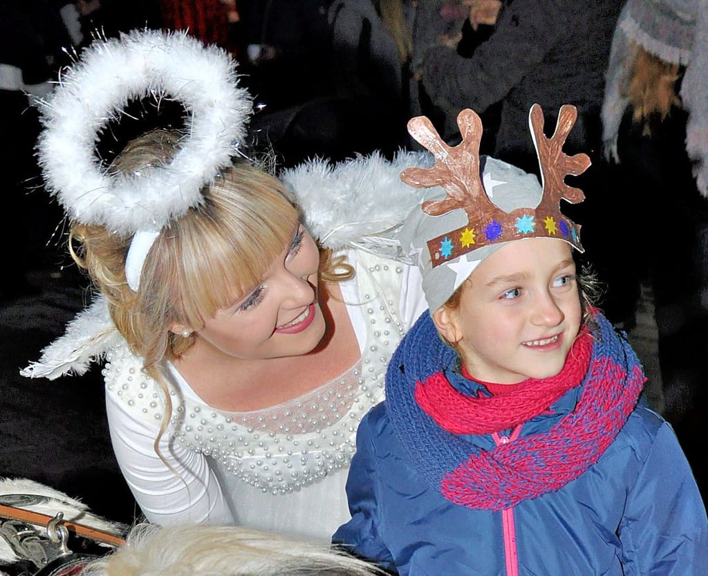 Gleich in ihrem ersten Amtsjahr zeigte sich Salzfee Jenny wandlungsfähig - als sympathischer Engel auf dem Staßfurter Weihnachtsmarkt.
