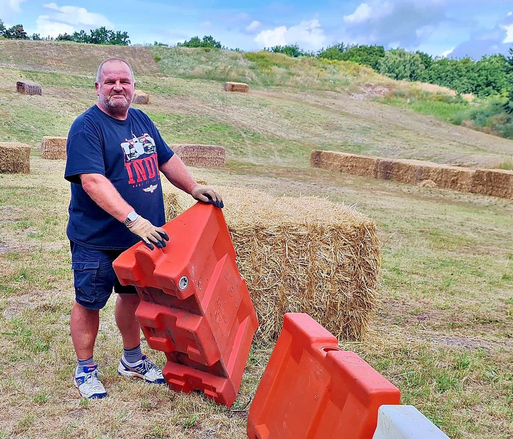 Rainer von Ende ist langjähriger Organisator des Rasentraktorrennens am Genthiner Rodelberg.