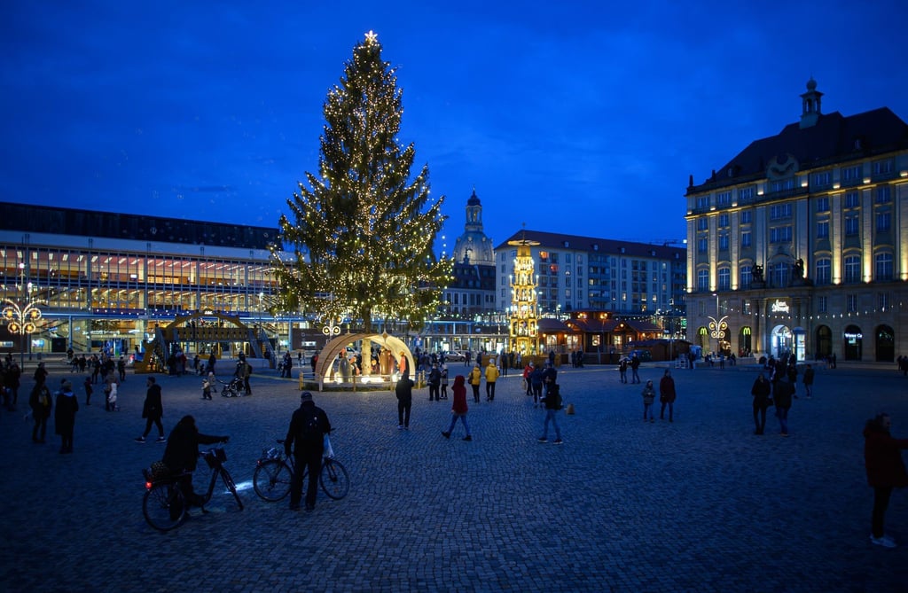 Ein überdimensionaler Schwibbogen, eine Pyramide und und ein Weihnachtsbaum stehen auf dem Altmarkt vor der Kreuzkirche.