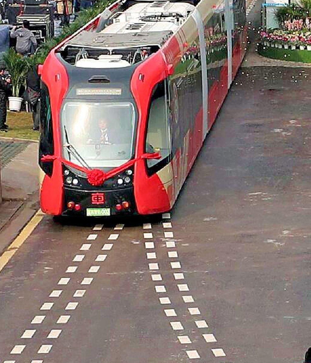 Eine autonome und schienenlose Straßenbahn ist in einer Stadt im Südwesten Chinas in Betrieb gegangen.
