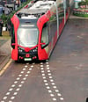 Eine autonome und schienenlose Straßenbahn ist in einer Stadt im Südwesten Chinas in Betrieb gegangen.