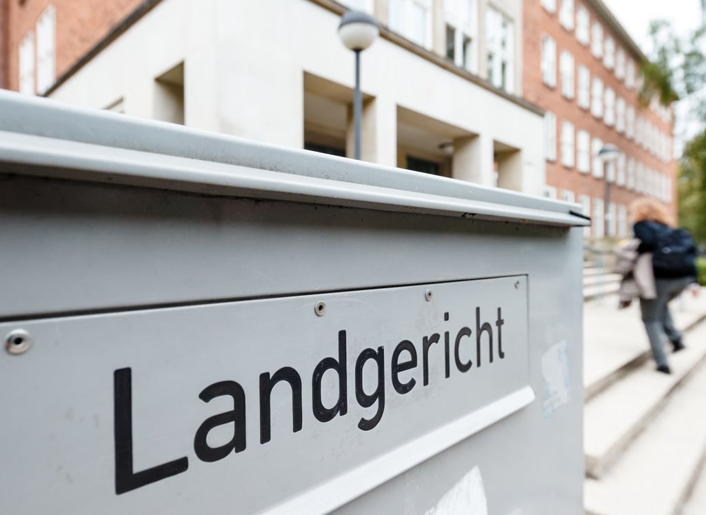 Die Aufschrift „Landgericht“ an einem Briefkasten am Eingang des Landgerichts in Kiel.