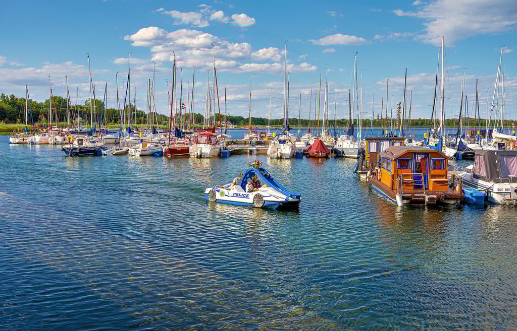 Wassersport mit Tretbooten, Segelschiffen oder Surfbrettern auf Seen wie der Goitzsche soll mehr Touristen anlocken.