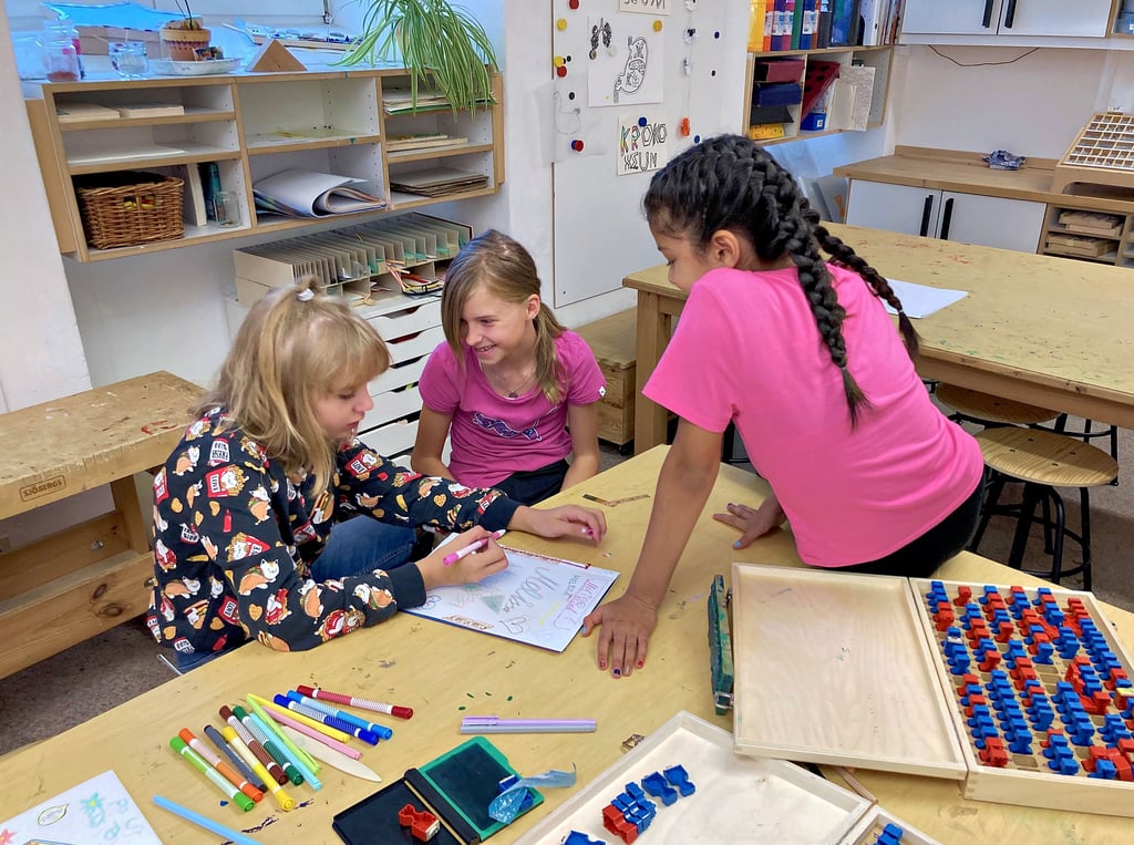 Da entsteht ein Ferientagebuch: Melissa (11), Melissa (12) und Roya (11, von links) haben Spaß im Krokoseum.