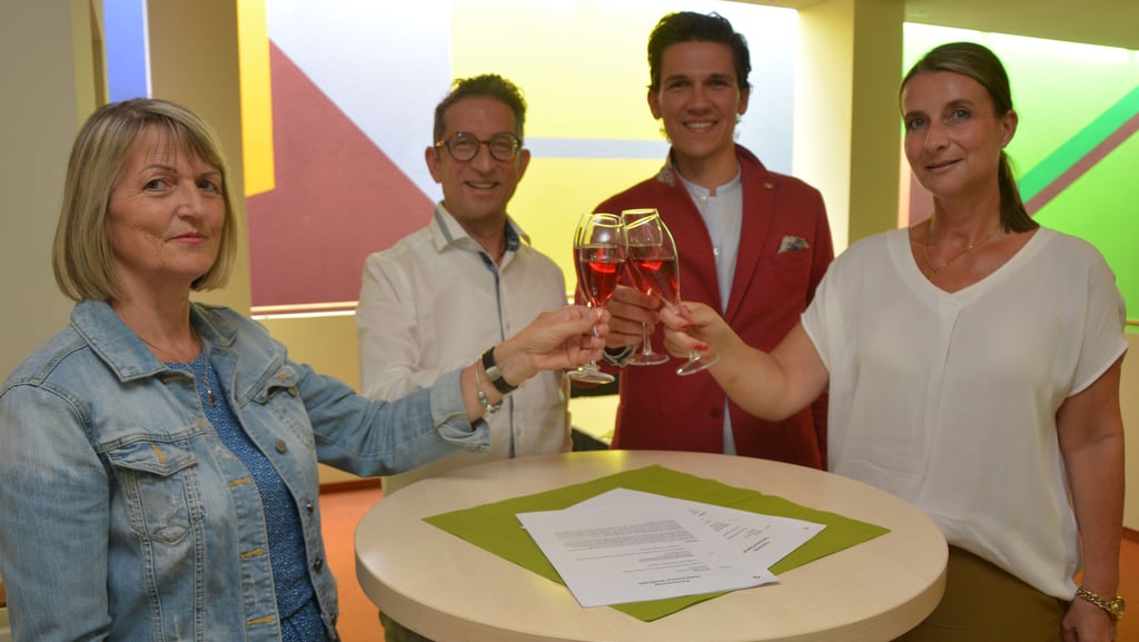 Sonnhild Noack (v.l.), Jens Burkart, Maximilian Steib und Anke Düsterhöft stoßen auf die Zusammenarbeit an.