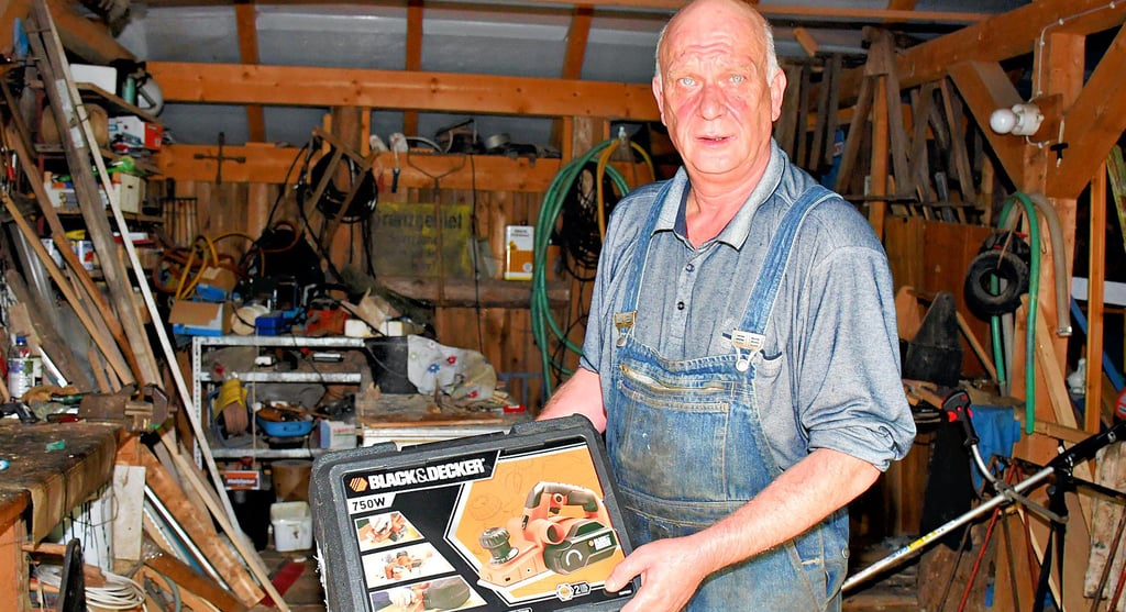 Verpackungen sind noch da, Geräte fehlen. Thomas Kagel in der Werkstatt, aus der Diebe einiges mitnahmen.