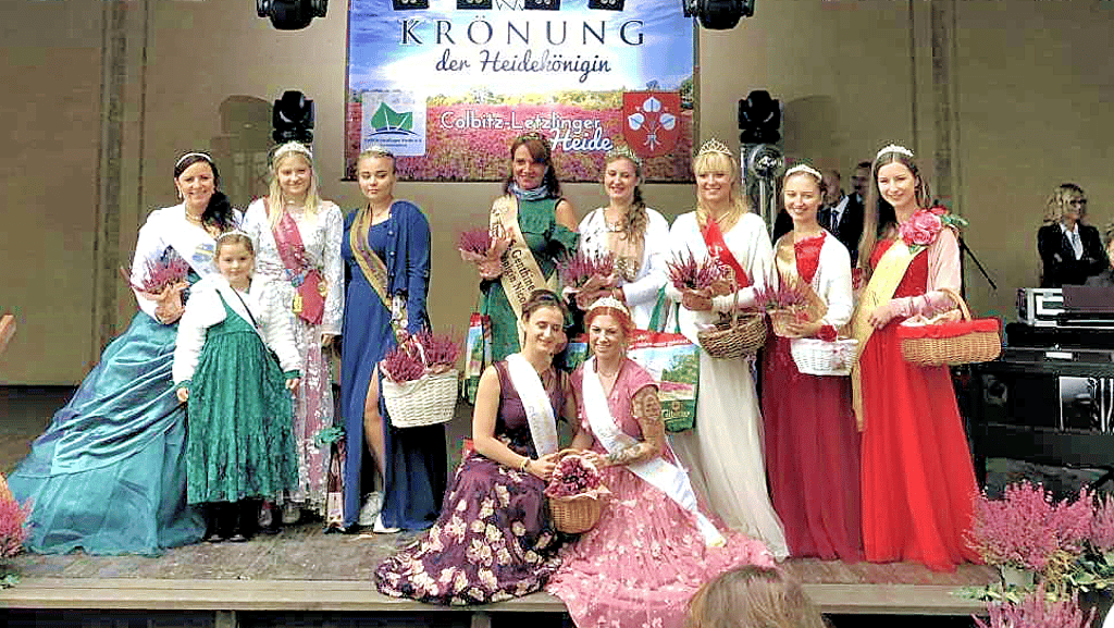 Als einen der wenigen Termine in der Corona-Zeit behält Salzfee Jenny Marnitz (3. von rechts) die Krönung der Königin der Colbitz-Letzlinger Heide im September 2020 in Erinnerung.