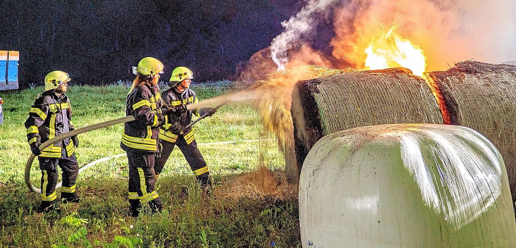 Ein Strohballenbrand am 18. Juni 2020 beschäftigte 23 Kameradinnen und Kameraden. Der Alarm ging um 1.36 Uhr ein. Nach zweieinhalb Stunden war der Einsatz etwa gegen 4 Uhr beendet.