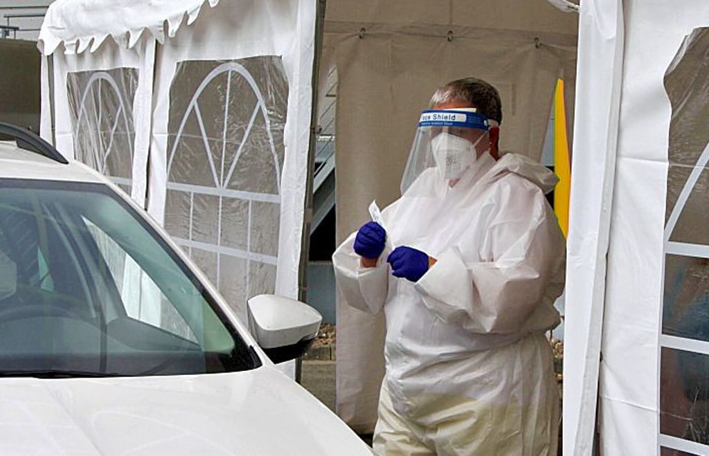 Ein Autofahrer besucht das Drive-In Testzentrum in Salzwedel, das nun seinen Betrieb eingestellt hat.