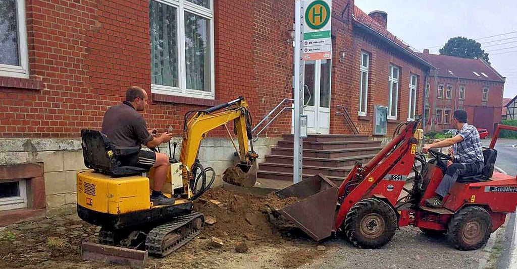 Gepflastert wird auch ein kleiner Wartebereich an der Bushaltestelle gleich neben dem Dorfgemeinschaftshaus.