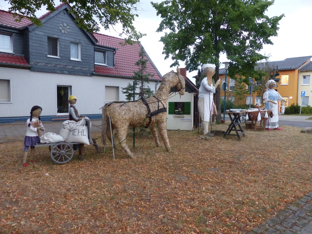 Die Strohpuppen im Ortskern kennt wohl jeder Lostauer. Werden sich diese nächstes Jahr zum Jubiläum besonders herausputzen?