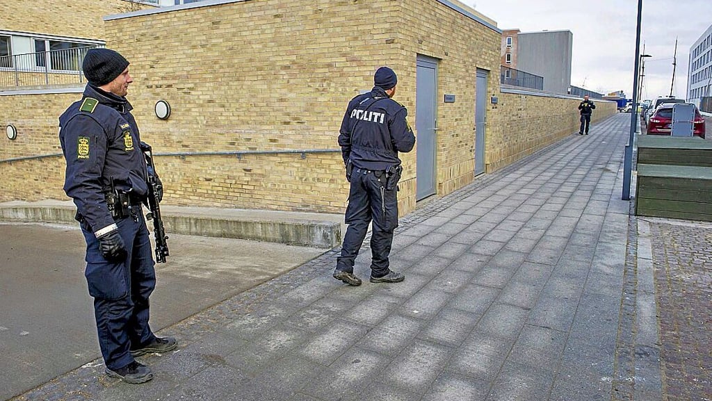 Schwer bewacht ist das Gerichtsgebäude in Holbaek, wenn die syrischen Brüder zur Haftvorführung erscheinen.