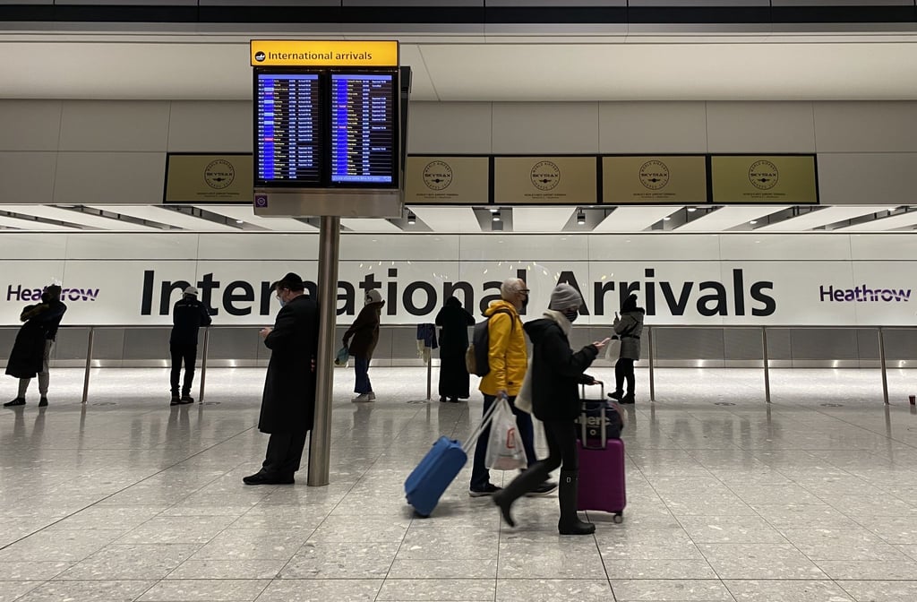 Passagiere gehen durch die Ankunftshalle von Terminal 5 am Londoner Flughafen Heathrow, nachdem sie in Großbritannien angekommen sind.