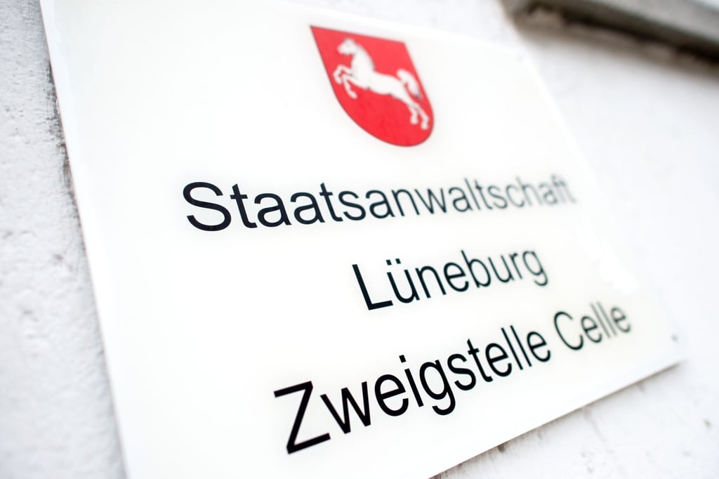 Ein Schild mit dem niedersächsischen Wappen hängt am Gebäude der Zweigstelle Celle der Staatsanwaltschaft Lüneburg.