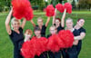 Die Cheerleader der Elsteraue Ravens trainieren auf dem Sportplatz in Grana. 