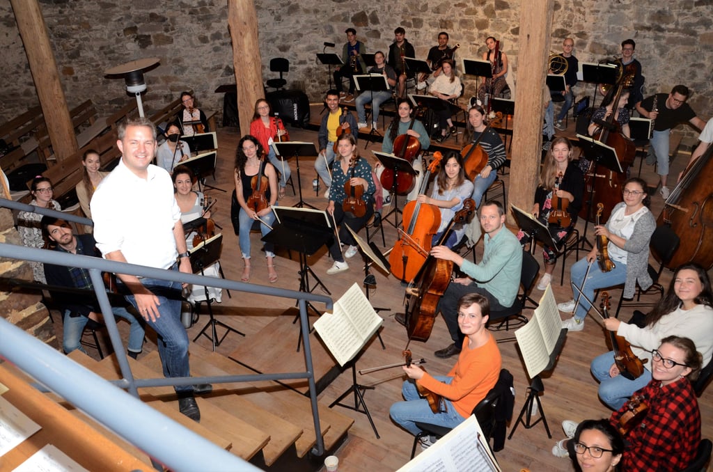 Als Dirigent hat der künstlerische Leiter der Sommermusikakademie, Johannes Klumpp (stehend), innerhalb einer Woche aus 33 Musikstudenten das diesjährige Akademie-Orchester geformt. Das betreitet heute, morgen und am Sonntag die Abschlusskonzerte des Musikfestivals.