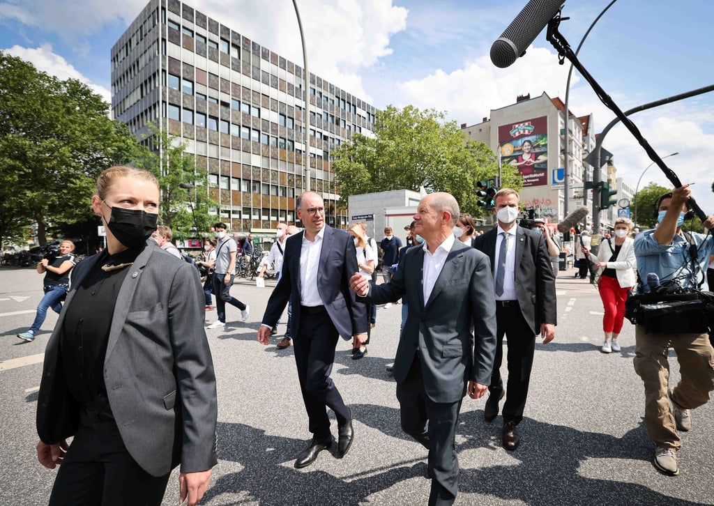 SPD-Kanzlerkandidat Olaf Scholz (M) und Niels Annen (SPD, 2.v.l), Staatsminister im Auswärtigen Amt.