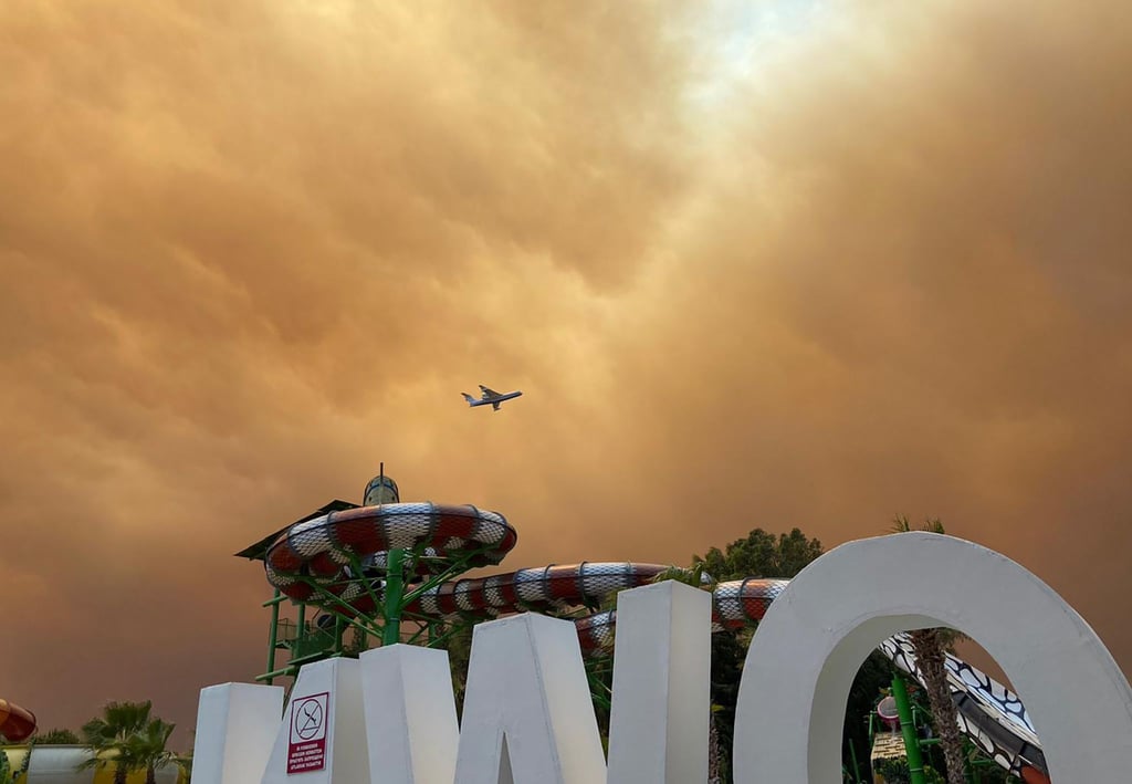 Rauch zieht über die Freizeitanlagen an einem Hotelkomplex in der türkischen Urlaubsregion Antalya. Die Feuer wüten seit Tagen an der bei Touristen beliebten Mittelmeerküste.
