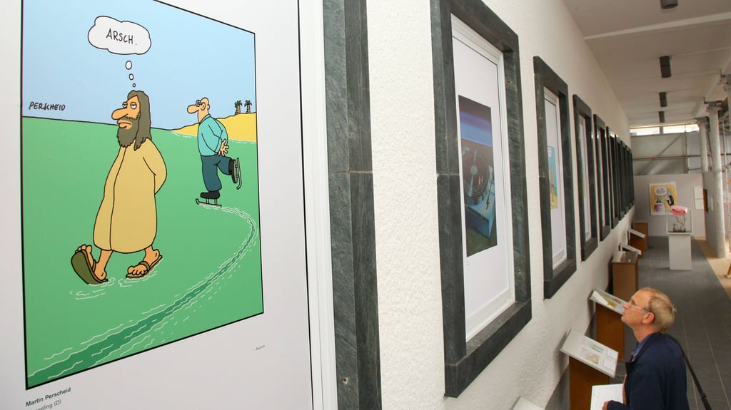 Eine Karikatur von Martin Perscheid hängt in der Kasseler Caricatura.