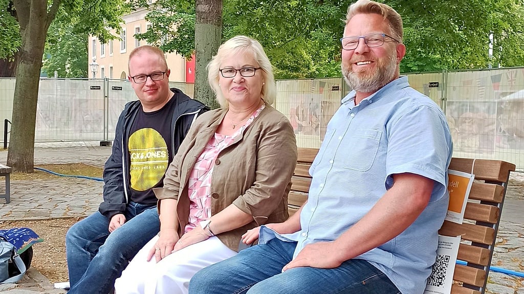 Nach der Sitzung des jüngsten Kulturausschusses trafen sich Stephan Bublitz (future!), Dagmar Brüning vom Seniorenbeirat und Oliver Müller als Vorsitzender des Kulturausschusses zum Probesitzen auf dem Domplatz.