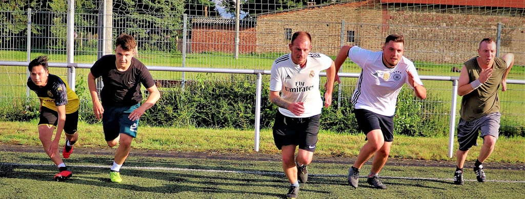 Im Training schwitzten die Riestedter Fußballer tüchtig. Am Sonnabend steigt für Alemania das „Spiel der Spiele“.