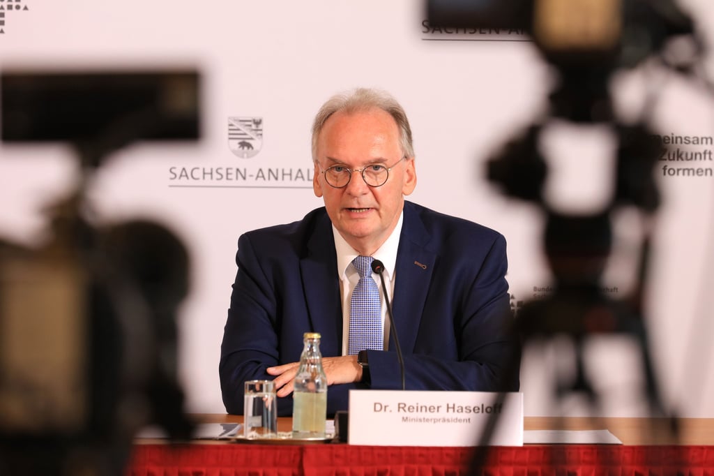 Ministerpräsident Reiner Haseloff nach der Beschlussverkündung der Karlsruher Richter. Der CDU-Politiker sieht einen Widerspruch zwischen der Gewissensfreiheit von Landtagsabgeordneten und der Erwartung, dass die Parlamente höheren Rundfunkbeiträgen nur zustimmen sollen.