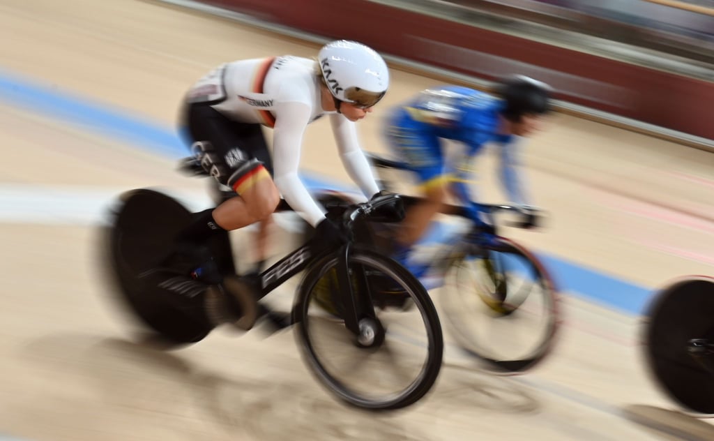Emma Hinze (l) im olympischen Keirin-Wettbewerb.