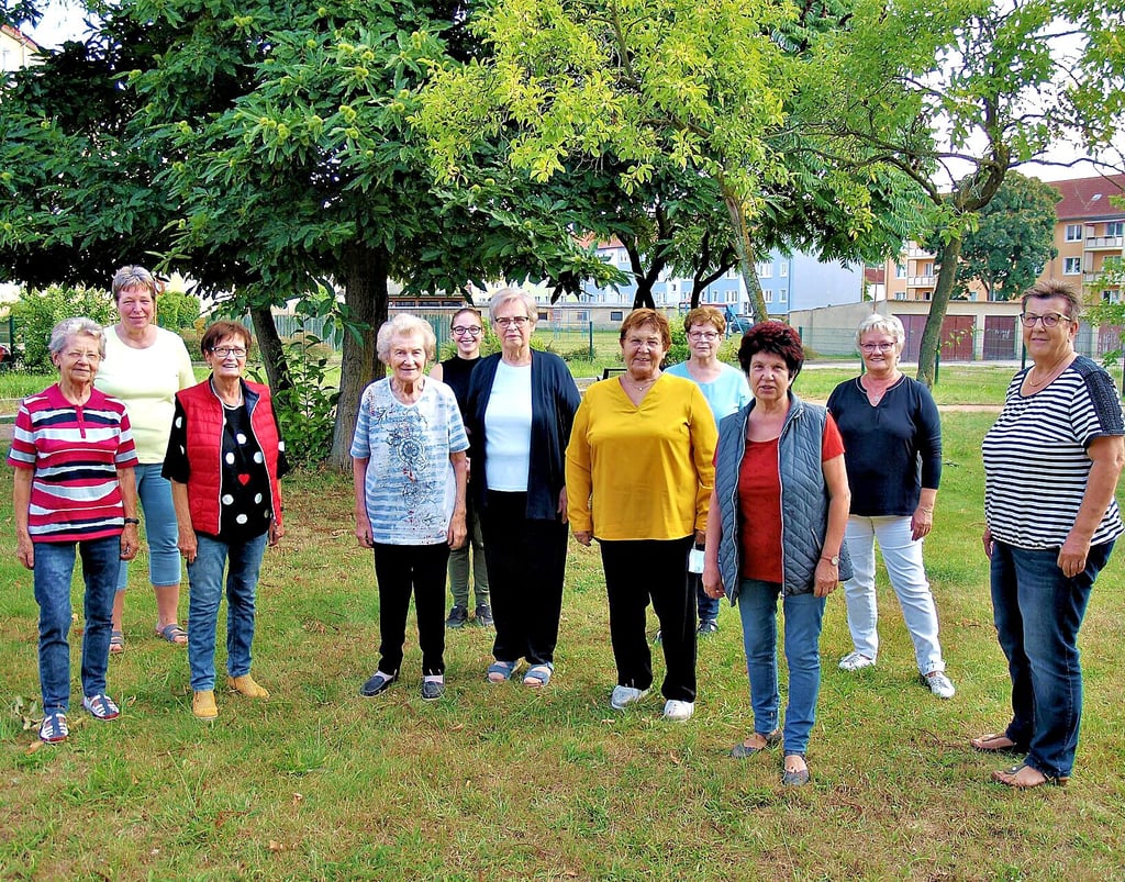 Die Sängerinnen des Wassensdorfer Frauenchores um ihre Dirigentin Bärbel Folgner (rechts) und Vorsitzende Angelika Schliephake (2. von rechts) haben im Mehrgenerationenhaus in Oebisfelde eine neue Probestätte gefunden.