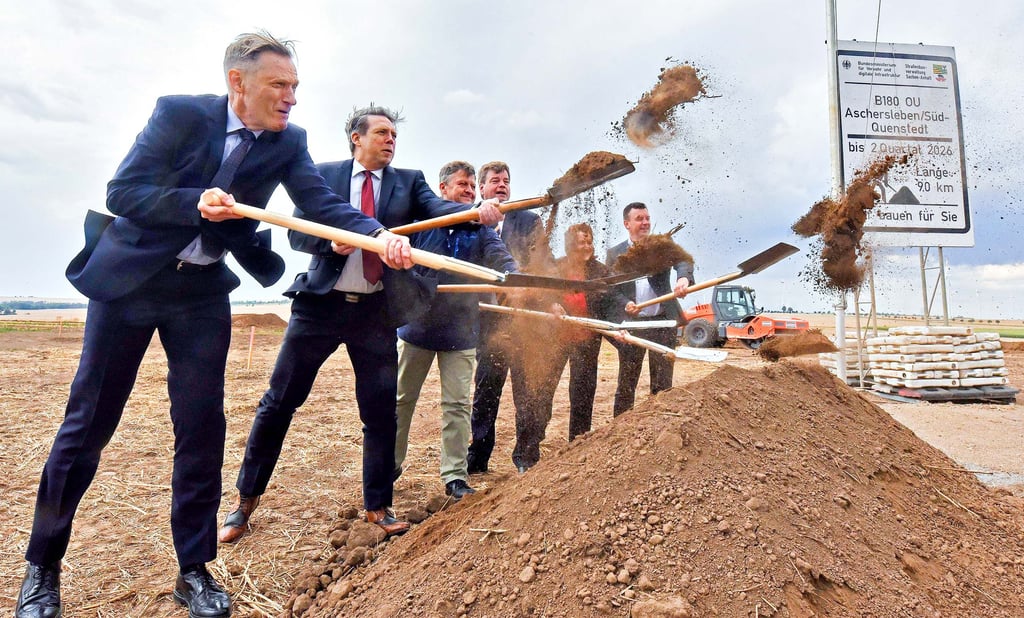 Der offizielle Spatenstich ist vollzogen und nach fast 30 Jahren beginnt der Bau der Ortsumfahrung Aschersleben/Süd - Quenstedt.