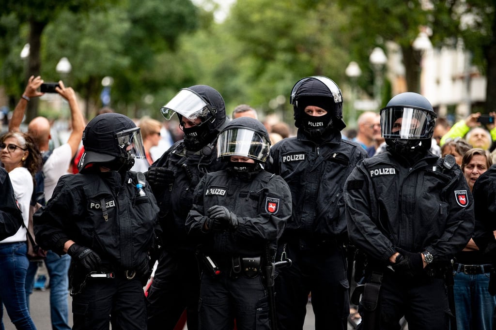 Die Polizei steht auf einer Demo gegen die Corona-Maßnahmen trotz Demonstrationsverbot.