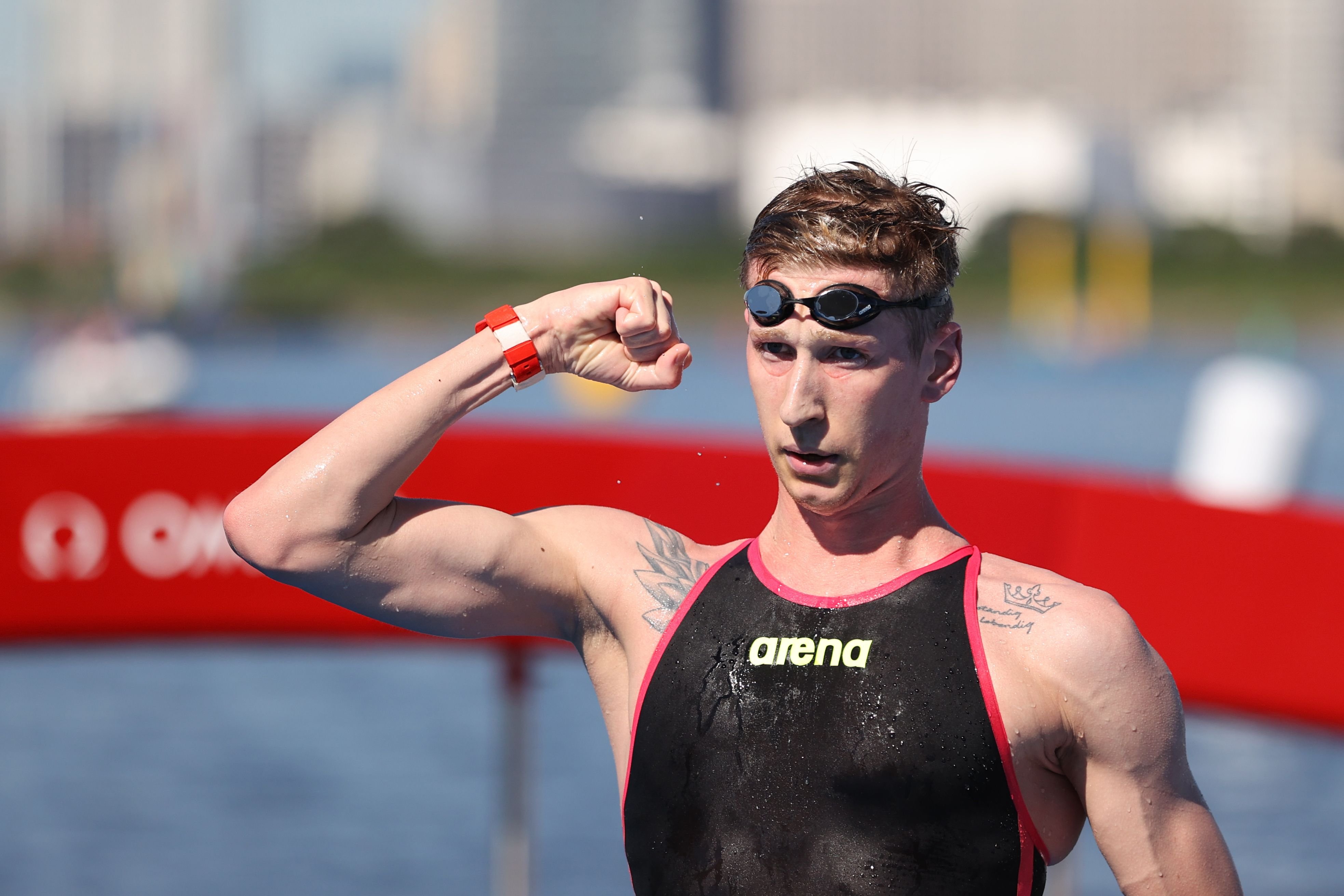 Florian Wellbrock aus Deutschland jubelt über Gold im Zielbereich. |