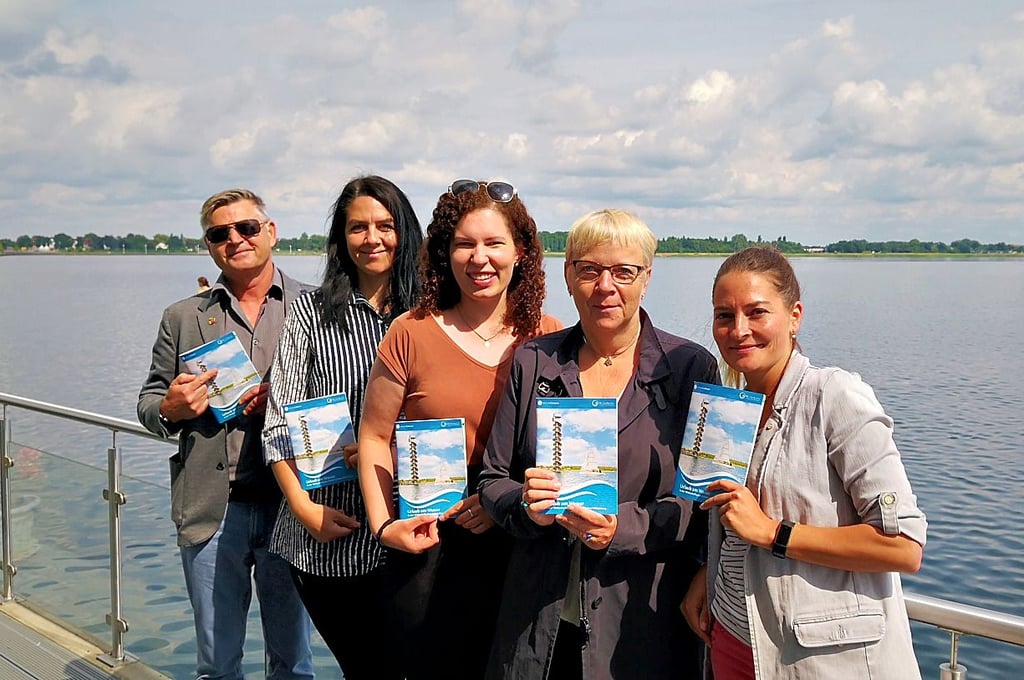 Maria Grütze, Elke Witt, Johanna Baatzsch, Mandy Rentzsch und Uwe Hippe (v.r.) stellen im Camping- und Ferienpark Goitzsche die Broschüre vor.