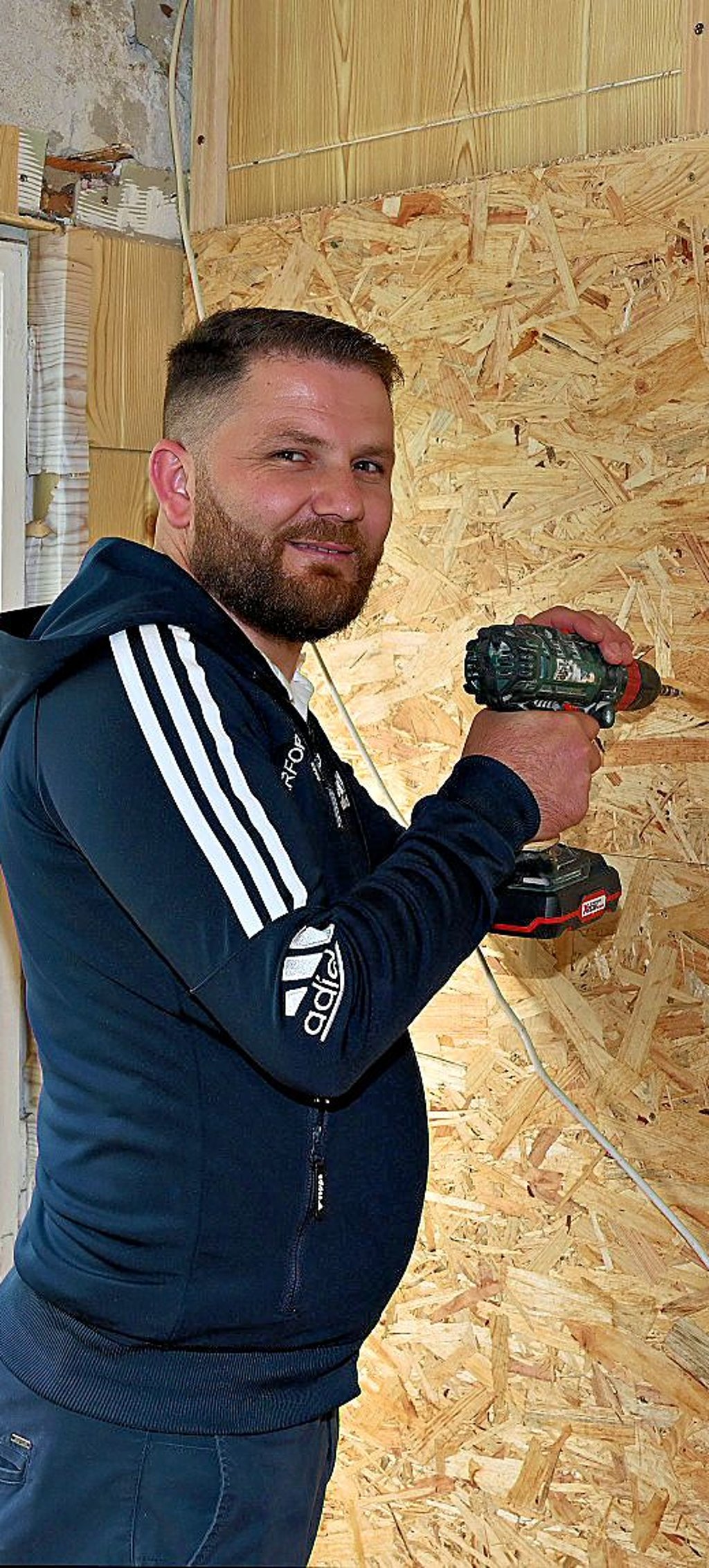 In seiner Gartenlaube hat Briken Kaci alle Hände voll zu tun.