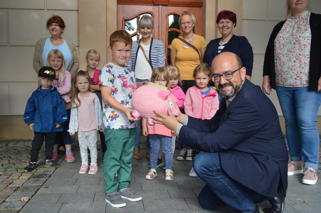 Kinder der KIita Spatzennest übergeben ein Sparschwein mit 436 an Bürgermeister Andy Haugk für die Opfer der Hochwasserkatastrophe.