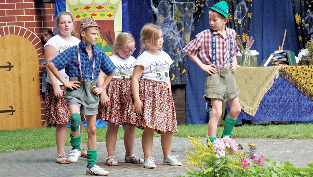 Ein Märchen wird es am Sonnabend auch wieder geben, aufgeführt vom Redekiner Amateurtheater. „Es wird auf Grund der kurzen Probezeit kein Neues sein“, kündigt Theater-Chefin Christine Graf an.