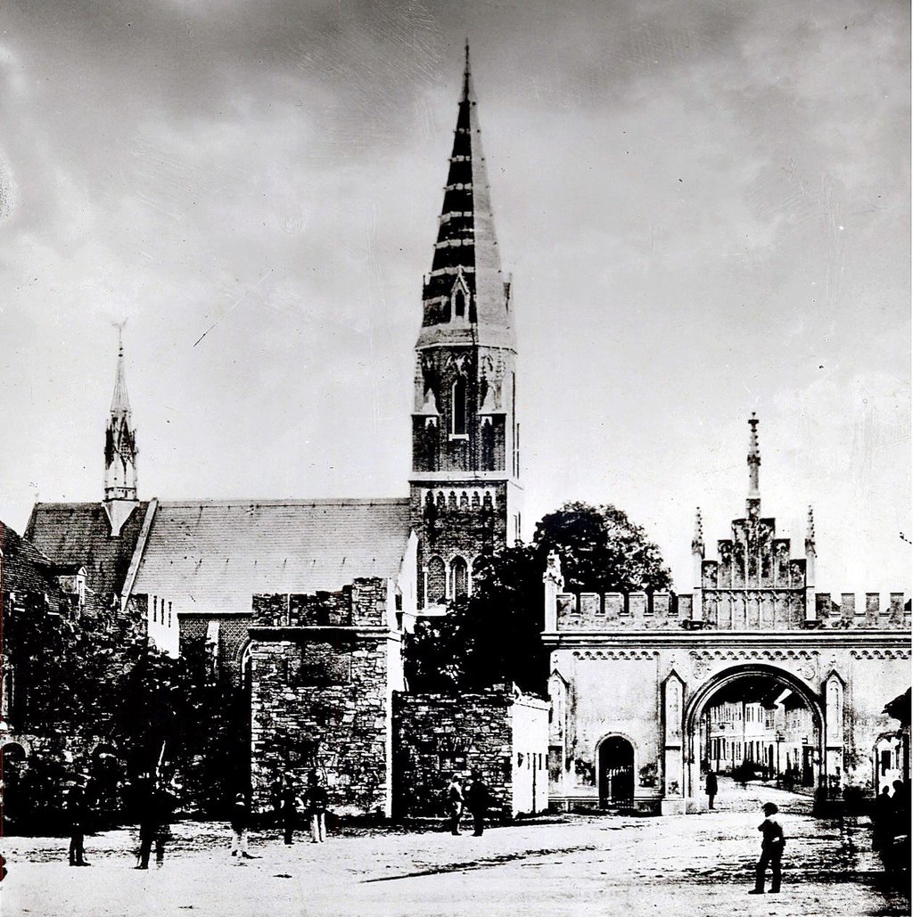 Das Zerbster Tor mit der Kirche St. Peter und Paul um 1857