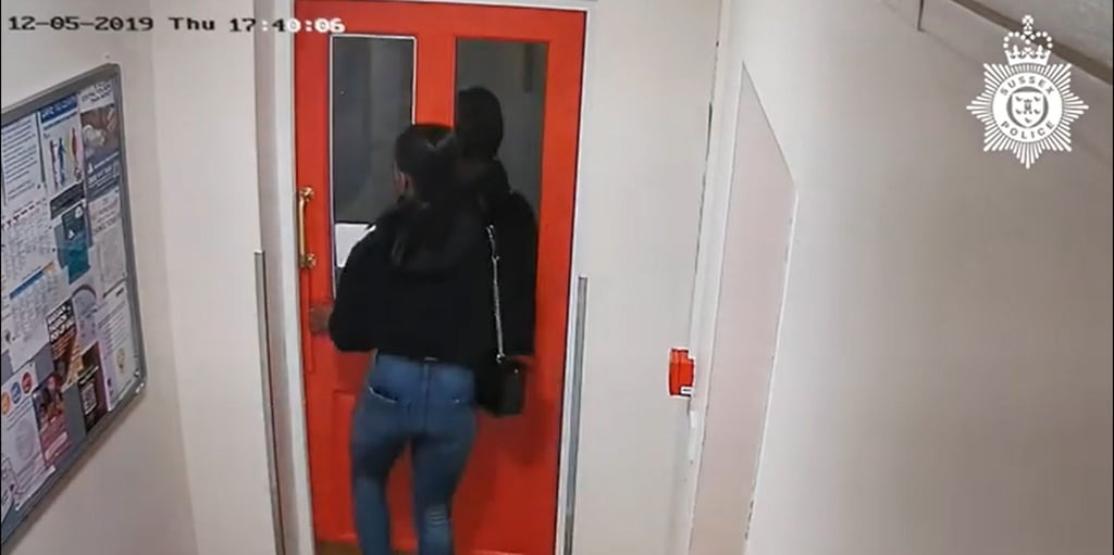 Das Standbild einer Überwachungskamera zeigt die junge Frau beim Verlassen ihres Hauses.