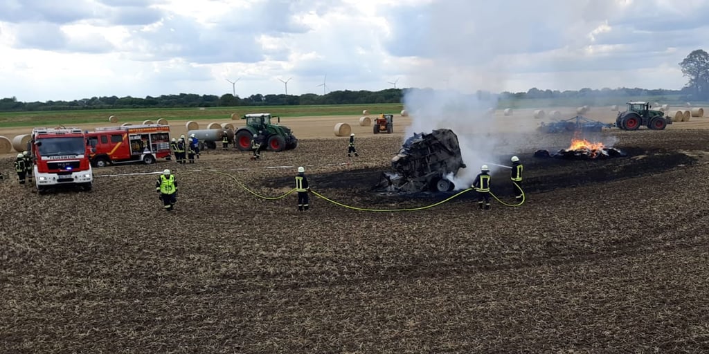 Auf einem Acker bei Scharpenhufe stand eine Strohpresse in Flammen.