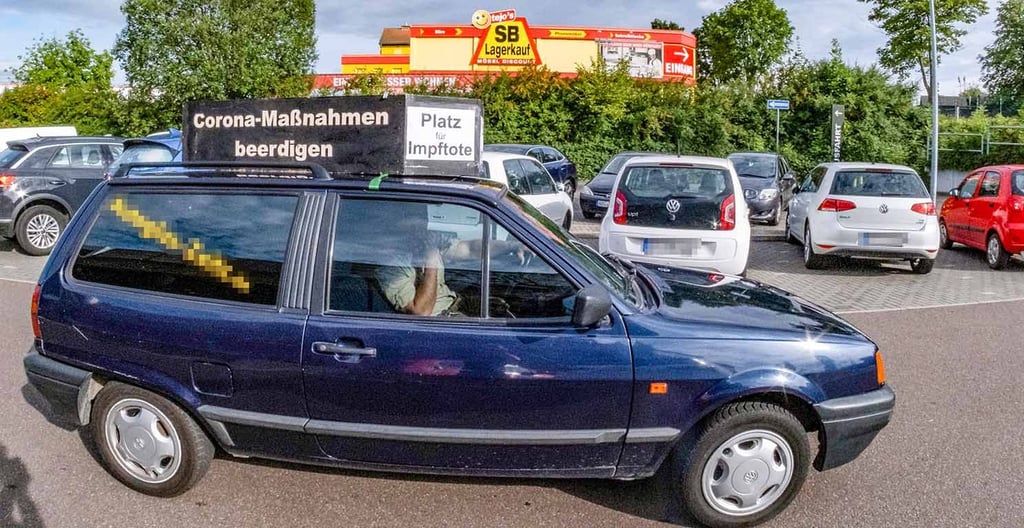 Protest gegen Coronaimpfung auf dem Parkplatz von McDonald's in Zeitz.