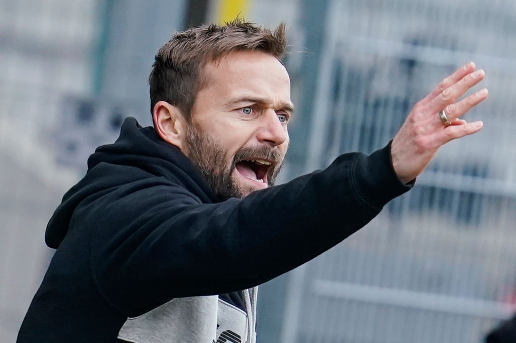 Eintracht Braunschweigs Trainer Michael Schiele erwartet viel vom Spiel gegen den HSV.
