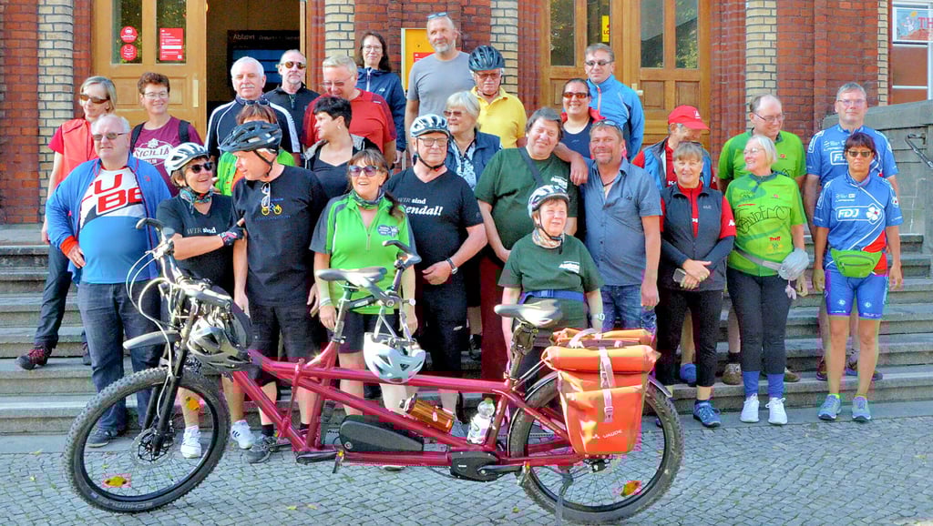 Die Teilnehmer der ?Tour de Altmark? sind vor dem Start in Stendal guter Dinge.