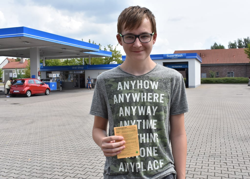 Schüler Dominik Krechsky (15) aus Brettin ließ sich vom mobilen Impf-Team mit dem Vakzin von Biontech/Pfizer impfen.