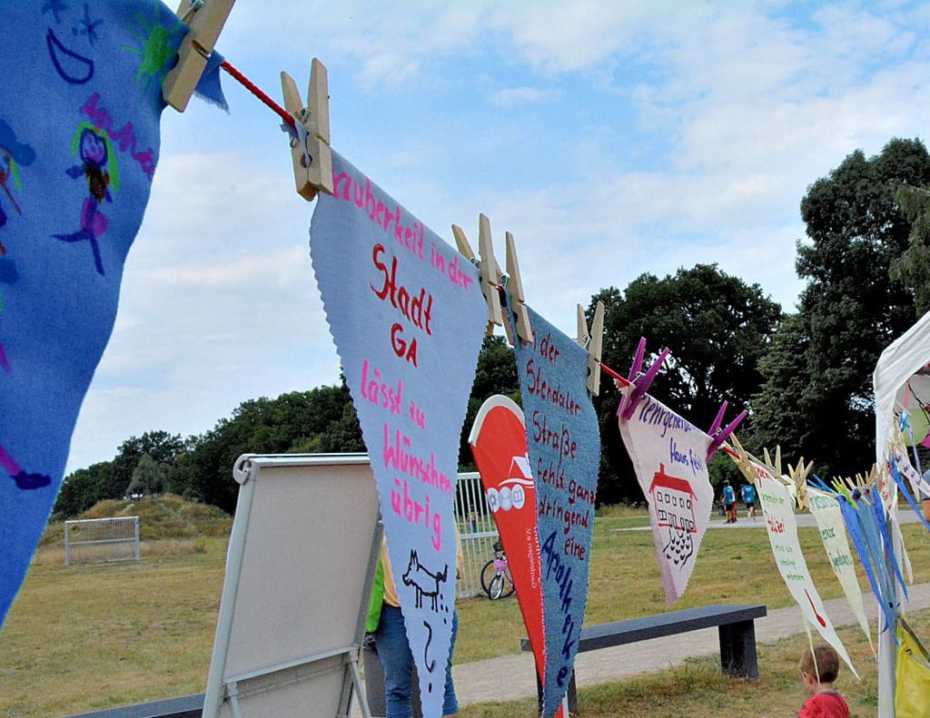 Kreative Meinungsbekundung: Die Jugendlichen hatten ihre Anliegen und Themen, die sie bewegen auf Wimpel geschrieben, die dann das Festivalgelände verzierten.