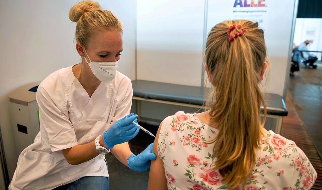 Die 15-jährige Clara wird im Impfzentrum geimpft. Seit Ende Juli dürfen die Impfzentren in Sachsen-Anhalt Kinder und Jugendliche ab 13 Jahren impfen.