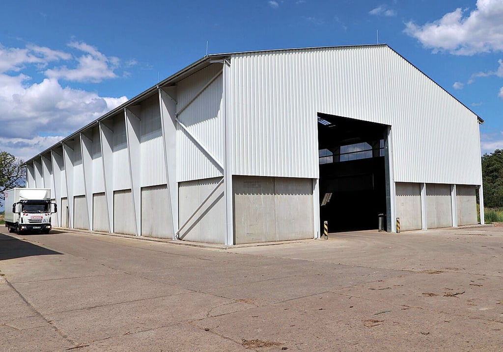 Bei der Remondis Wittenberg GmbH in Schweinitz entsteht eine neue Halle zum Lagern und Sortieren von Restmüll.