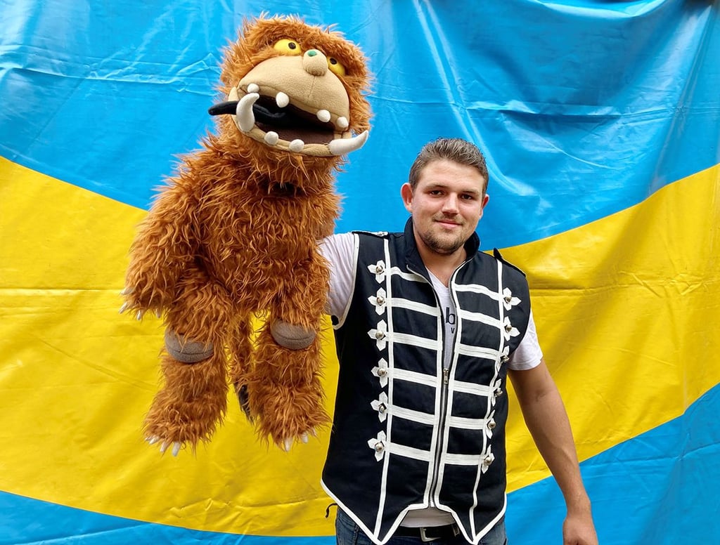 Jonny Schubert mit der Puppe ?Grüffelo?
