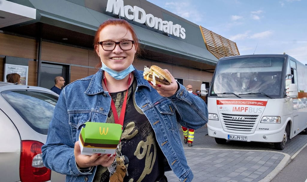 Erst der Piks, dann der Burger: Jenny Leutbecher nach ihrer Impfung in Zeitz.