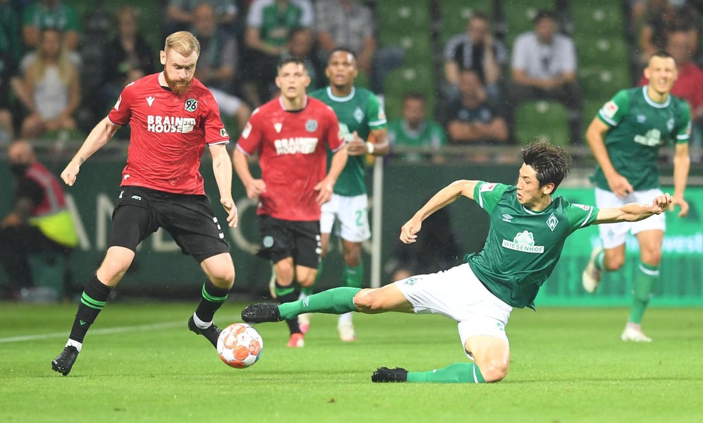 Der Bremer Yuya Osako (r) steht vor einem Wechsel.